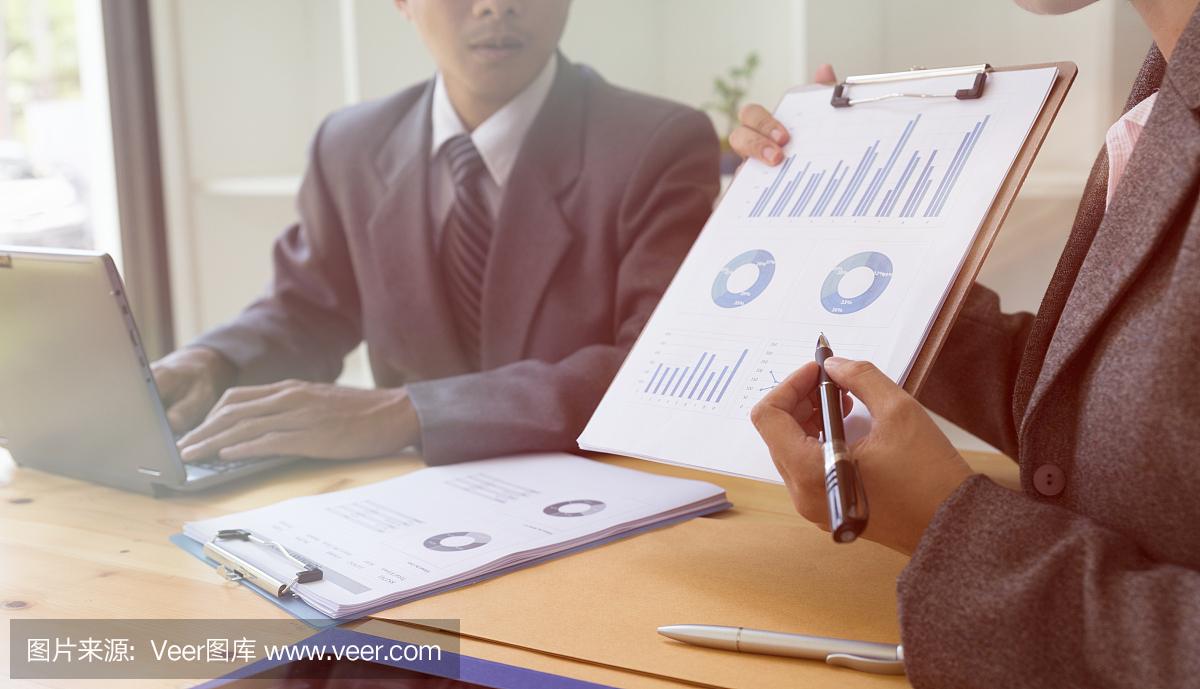 商務人員出席專業投資者的創業項目。財務經理會議和討論分析數據的圖表和圖表顯示的結果。企業財務和營銷理念