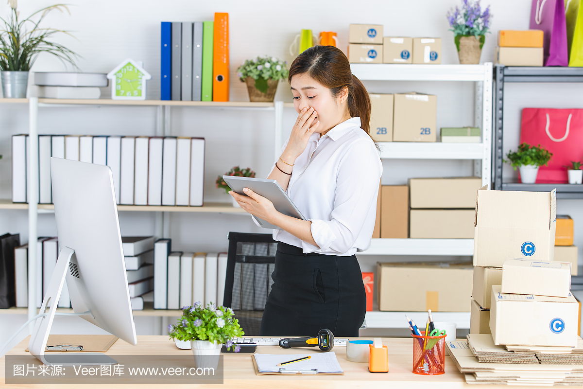 在創業辦公室工作的女商人。